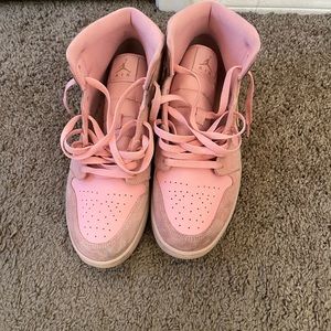 Jordan 1 mid Coral Gold